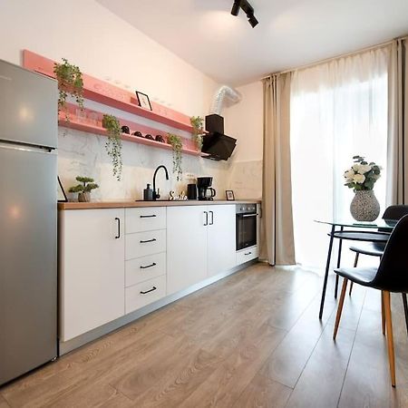Pink Cloud Apartment Bucharest Exterior photo