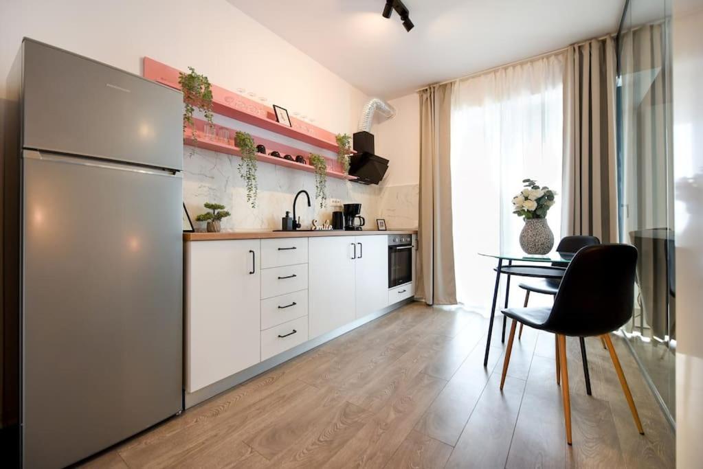 Pink Cloud Apartment Bucharest Exterior photo