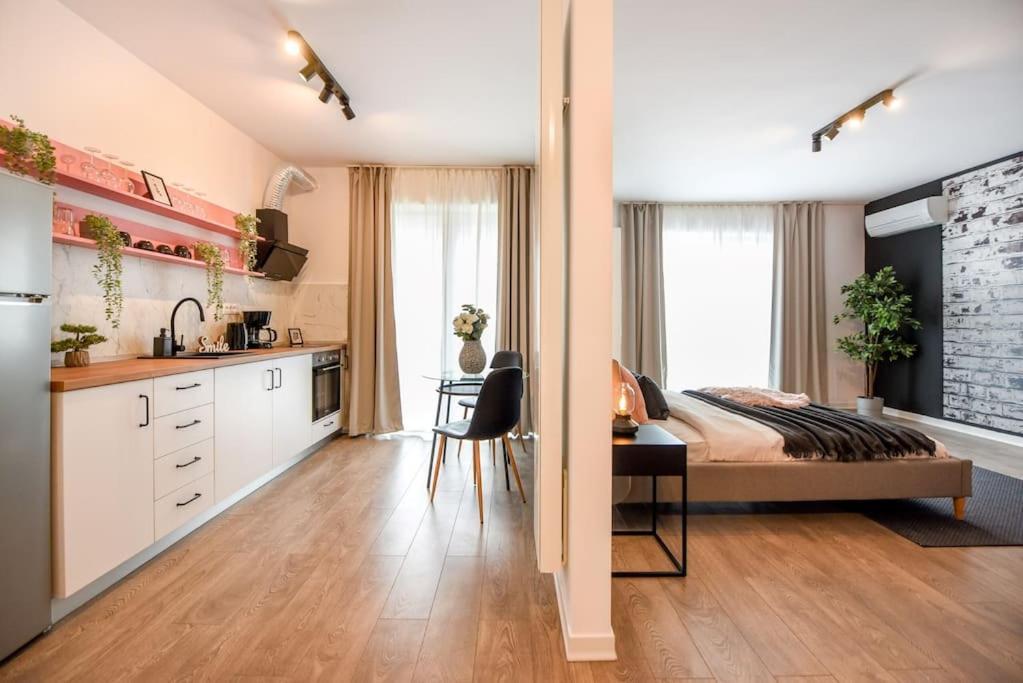 Pink Cloud Apartment Bucharest Exterior photo