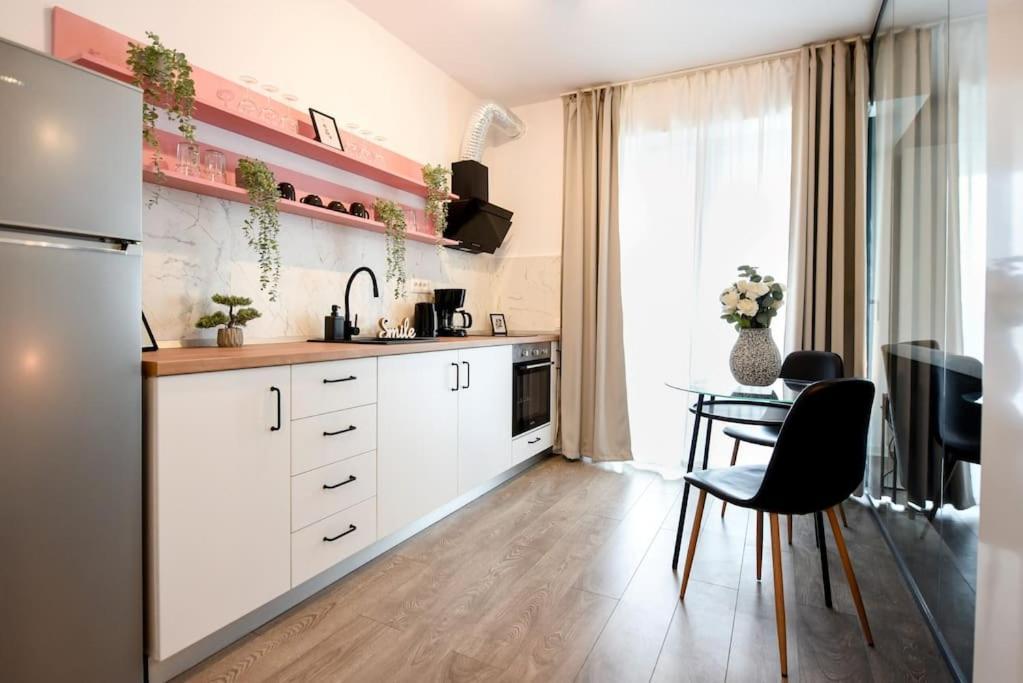 Pink Cloud Apartment Bucharest Exterior photo